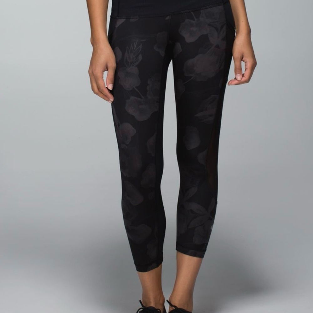 Lululemon seek the heat crops in inky floral black